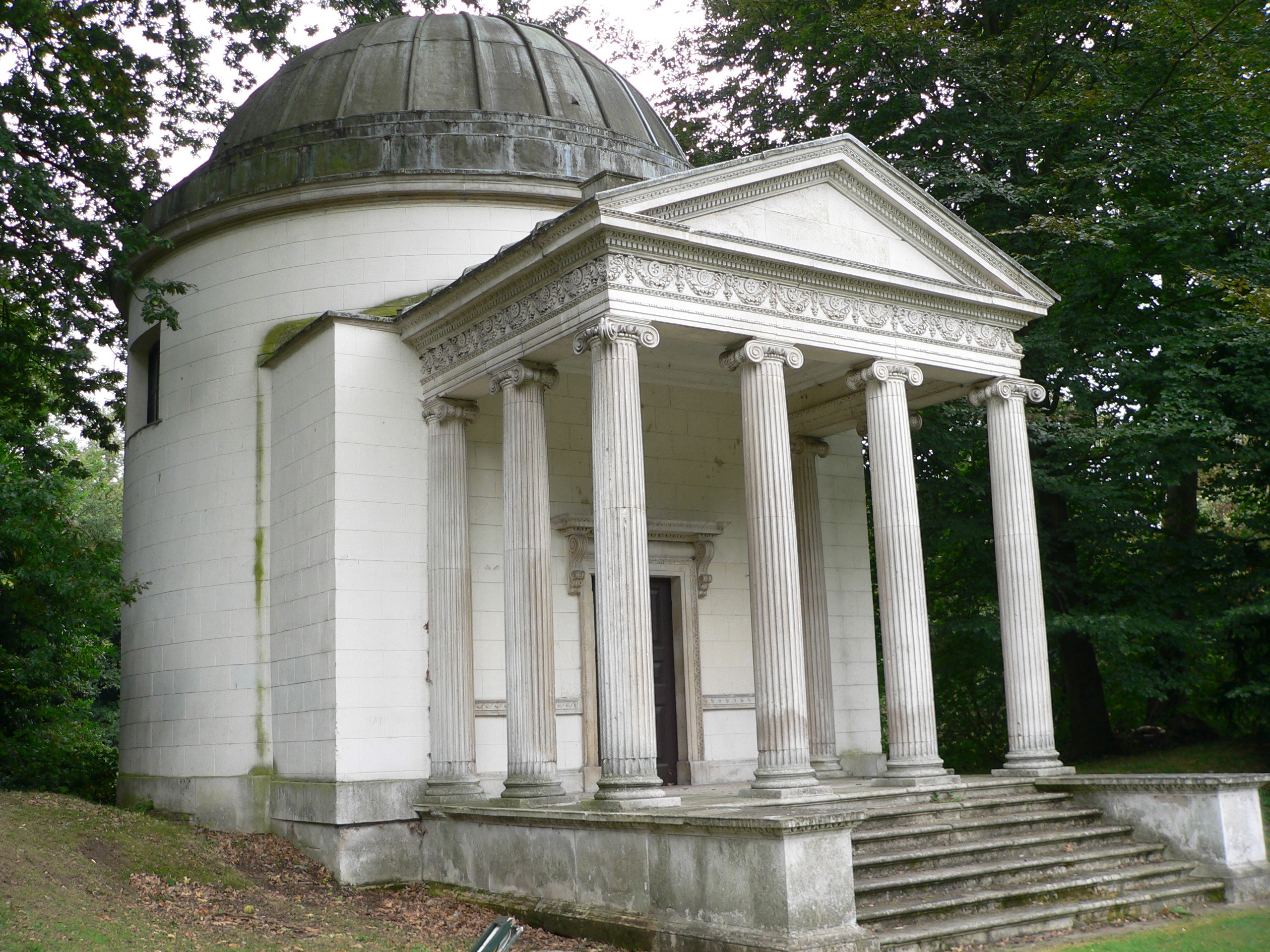 Ionic_temple_portico.jpg